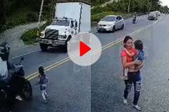 Viral Video: ਲਗਾਤਾਰ ਤਿੰਨ ਤੇਜ਼ ਰਫਤਾਰ ਬਾਈਕ ਨੇ ਲੜਕੀ ਨੂੰ ਮਾਰੀ ਟੱਕਰ, ਇਸ ਤੋਂ ਬਾਅਦ ਦਾ ਸੀਨ ਦੇਖ ਕੇ ਤੁਹਾਨੂੰ ਨਹੀਂ ਹੋਵੇਗਾ ਯਕੀਨ - ਵੀਡੀਓ ਵਾਇਰਲ