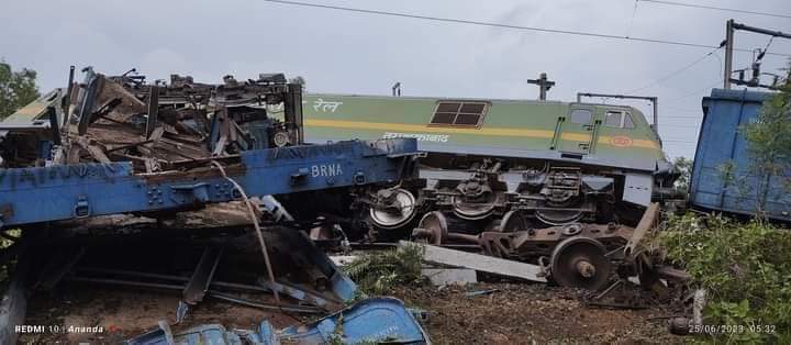 Train Accident: మరో ఘోర రైలు ప్రమాదం, ఢీకొన్న రెండు రైళ్లు - కోచ్‌ల మీదకెక్కిన ఇంజిన్!