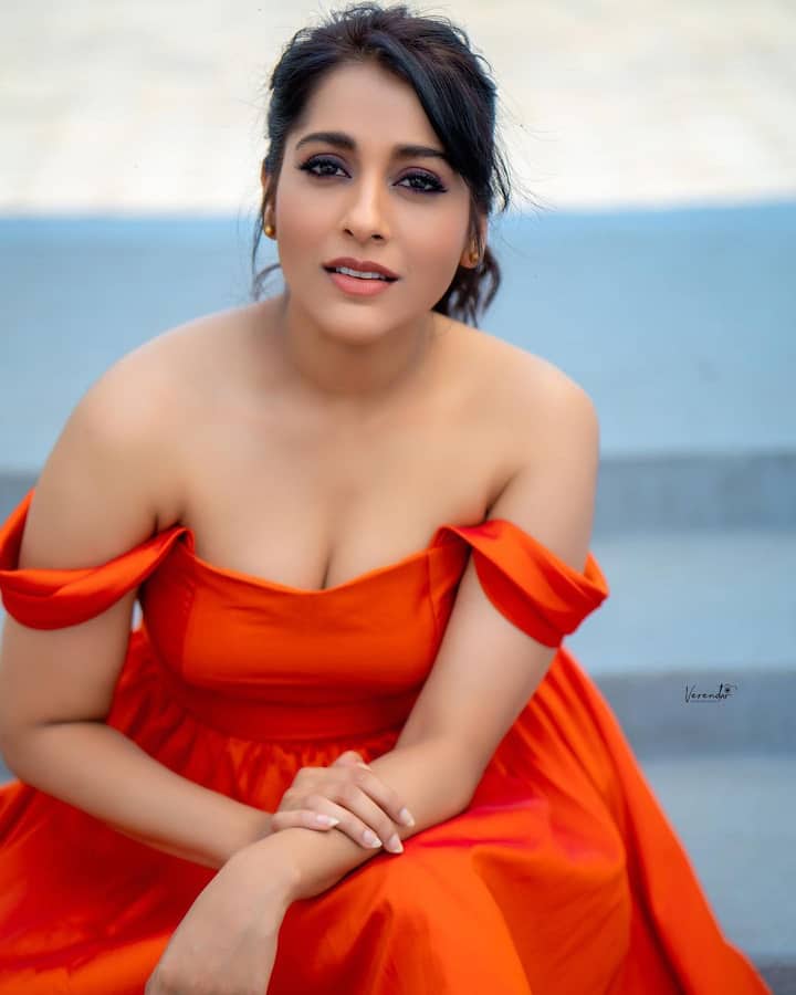 ఆరెంజ్ కలర్ డ్రెస్సులో యాంకర్ రష్మి మరింద అందంగా కనిపిస్తోందని నెటిజన్లు కామెంట్స్ చేస్తున్నారు. Photo Credit: Rashmi Gautam/Instagram