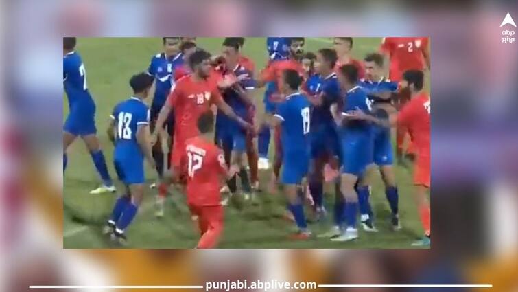 SAFF Championship: Players of India and Nepal fought each other, the video goes viral SAFF Championship: ਆਪਸ ਵਿੱਚ ਭਿੜੇ ਭਾਰਤ ਤੇ ਨੇਪਾਲ ਦੇ ਖਿਡਾਰੀ, ਵੀਡੀਓ ਹੋਇਆ ਵਾਇਰਲ