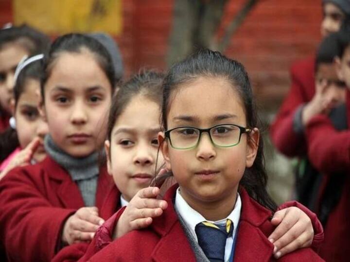 सुकन्या समृद्धि योजना स्माल सेविंग स्कीम के तहत है. जन्म से लेकर 10 साल तक की लड़की के लिए अकाउंट इसमें खोला जा सकता है. बिटिया के नाम पर माता पिता इस योजना में अकाउंट ओपन कर सकते हैं. इसमें कम से कम 250 रुपये से खाता खोला जा सकता है. वित्त वर्ष के दौरान इसमें 1.5 लाख रुपये तक निवेश कर सकते हैं. इसमें अभी 8 फीसदी का ब्याज दिया जा रहा है. 21 साल बाद पूरा अमाउंट निकाल सकते हैं.