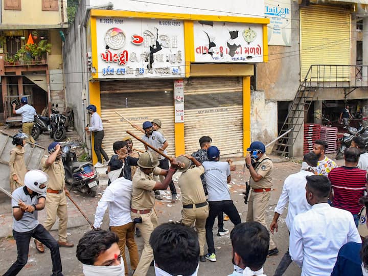 Uttar Pradesh News Stones Pelted At UP Police Removing BR Ambedkar Statue In Bhadohi Illegally Placed 11 Arrested Violence Cops Attacked Stones Pelted At UP Police Over Removal Of 'Illegally Installed' Ambedkar Statue, 11 Arrested