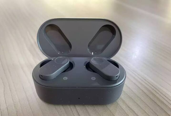 OnePlus Nord Buds:यामध्ये तुम्हाला 12.4mm टायटॅनियम ड्रायव्हर्स मिळतात. यामध्ये तुम्हाला अल्ट्रा फास्ट चार्जिंगचा  सपोर्ट मिळतो आणि ते फक्त 10 मिनिटांच्या चार्जिंगमध्ये 5 तास चालू शकतात. त्यांची किंमत 2,499  रुपये आहे. इअरबड्सना IP55 रेटिंग मिळाली आहे.
