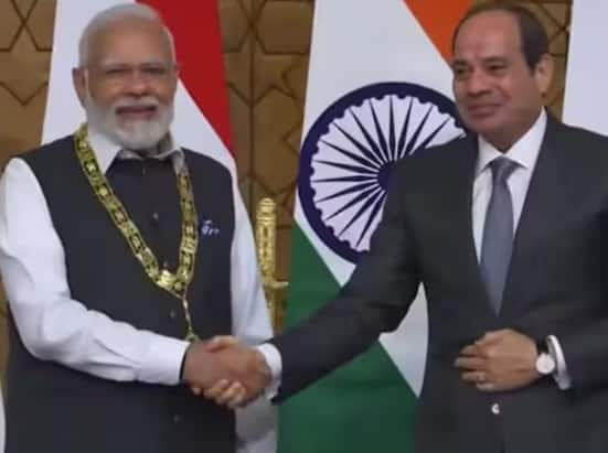 pm-narendra-modi-conferred-with-highest-state-honor-order-of-the-nile-in-egypt-by-president-al-sisi PM Modi Egypt Visit: ਮਿਸਰ 'ਚ ਪੀਐਮ ਮੋਦੀ ਨੂੰ ਦਿੱਤਾ ਸਰਵਉੱਚ ਸਰਕਾਰੀ ਸਨਮਾਨ, ਰਾਸ਼ਟਰਪਤੀ ਅਲ-ਸੀਸੀ ਨੇ 'ਆਰਡਰ ਆਫ਼ ਦ ਨਾਇਲ' ਨਾਲ ਕੀਤਾ ਸਨਮਾਨਿਤ