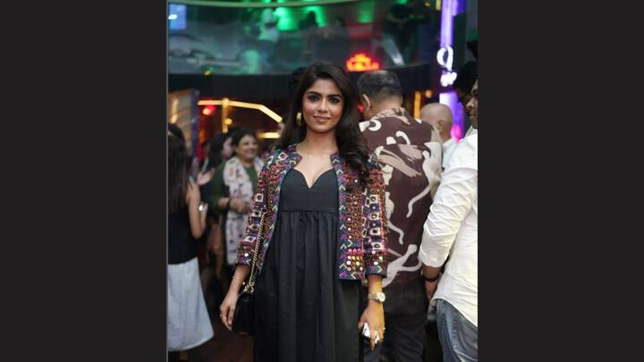 এই ছবির হাত ধরেই দীর্ঘদিন পরে বাংলায় ফিরছেন সায়ন্তনী গুপ্ত। সায়ন্তনী বাঙালি হলেও মূলত মুম্বইতেই কাজ করেছেন তিনি। এই ছবির হাত ধরে বাংলায় ফিরবেন তিনি। যশের বিপরীতে দেখা যাবে তাঁকে।