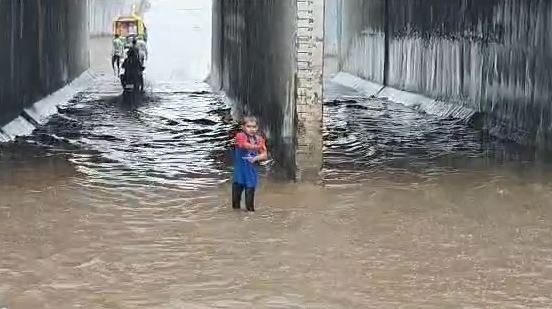 Rajkot Rain: રાજકોટ શહેર અને ગ્રામ્ય વિસ્તારોમાં ધોધમાર વરસાદ