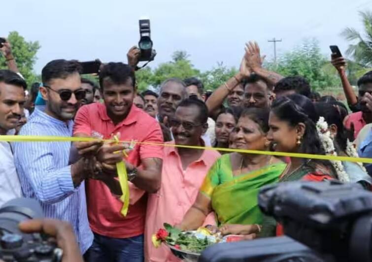 indian fast  bowler t natarajan opened cricket stadium in salems chinnappampatti village see opening ceremony photos ભારતના આ સ્ટાર બોલરે પોતાના ગામમાં બનાવ્યું ક્રિકેટ સ્ટેડિયમ, દિનેશ કાર્તિકે ઉદ્ધાટન કર્યું, બાળકોને મળશે ટ્રેનિંગ