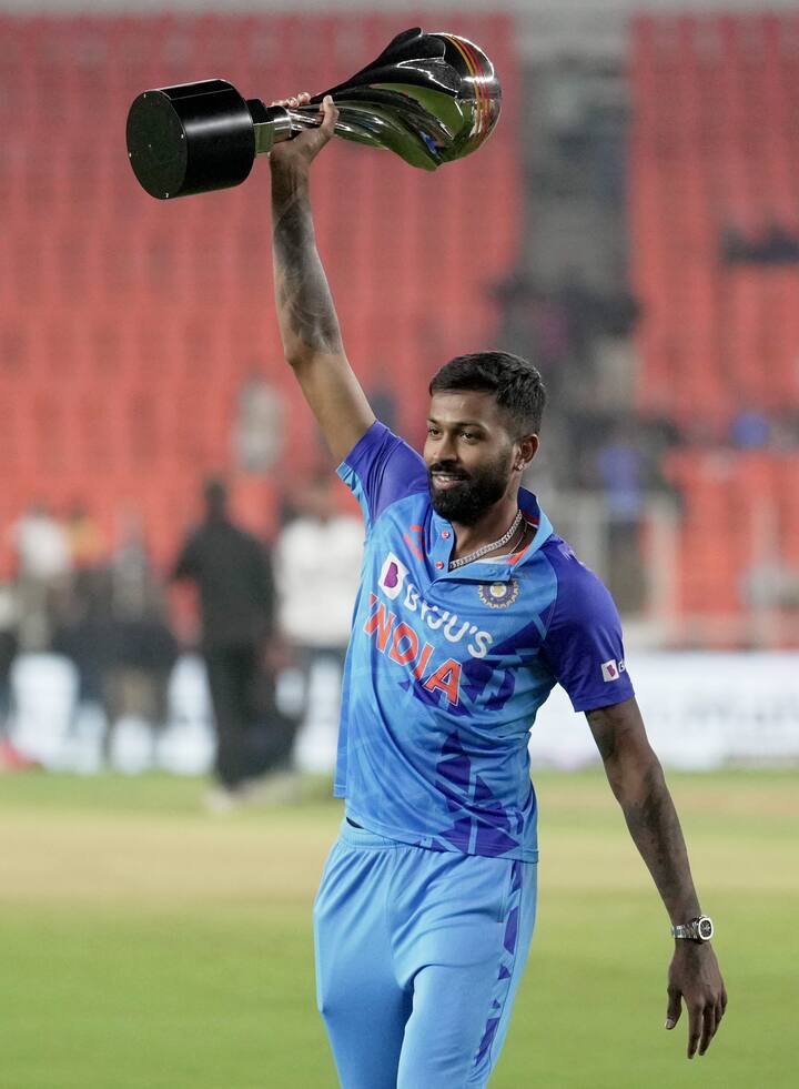 கூடுதலாக, ஐ.பி.எலில் குஜராத் அணியின் கேப்டனான ஹர்திக் பாண்டியா சிறப்பாக கேப்டன்சி செய்வதாகவும் அவர் கூறியுள்ளார். தற்போது ரவி சாஸ்திரியின் இந்த கருத்து குறித்து ட்வீட்கள் குவிந்த வண்ணம் உள்ளது.