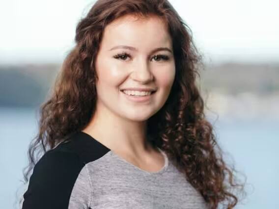 નોર્વેની રહેવાસી એલેક્ઝાન્ડ્રા એન્ડ્રેસન પણ એ લોકોના લિસ્ટમાં સામેલ છે, જેઓ ખૂબ જ નાની ઉંમરમાં અબજોપતિ બની ગયા હતા. તેમની ઉંમર લગભગ 25 વર્ષ છે અને નેટવર્થ 1.3 બિલિયન ડૉલર છે. આવકનો સ્ત્રોત રોકાણ પેઢી છે.