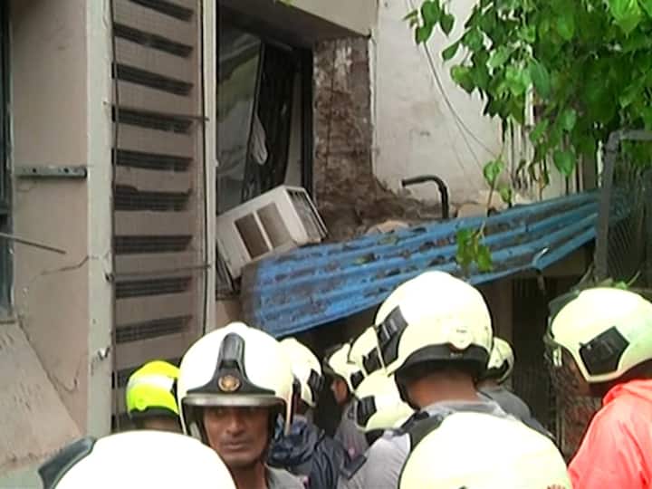 ही इमारत 40 वर्ष जुनी असल्याचं सांगितलं जात आहे. दरम्यान, मुंबईमध्ये शनिवारपासून ठिकठिकाणी पावसानं हजेरी लावली आहे.