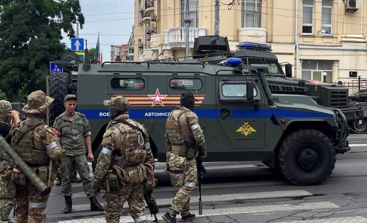 রাশিয়ার আধা সামরিক বাহিনী PMC Wagner এটি মূলত একটি বেসরকারি সংস্থা। অর্থের বিনিময়ে রুশ সেনাবাহিনীতে যোদ্ধা সরবরাহ করে থাকে তারা। তবে রুশ আইনকানুন সে ভাবে কার্যকর হয় না এই সংস্থার উপর।