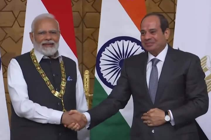 PM Modi In Egypt: अफ्रीका में सबसे प्राचीन सभ्‍यता वाले देश मिस्र में पीएम मोदी को 'ऑर्डर ऑफ द नाइल' से सम्‍मानित किया गया है. यह वहां का सर्वोच्च पुरस्‍कार माना जाता है.आइए, तस्‍वीरों में देखते हैं