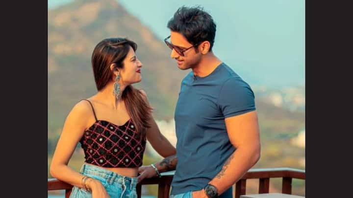 হাতে হাত রেখে নতুন সফর শুরু করলেন যশ দাশগুপ্ত (Yash Dashgupta) ও নুসরত জাহান (Nusrat Jahan)।