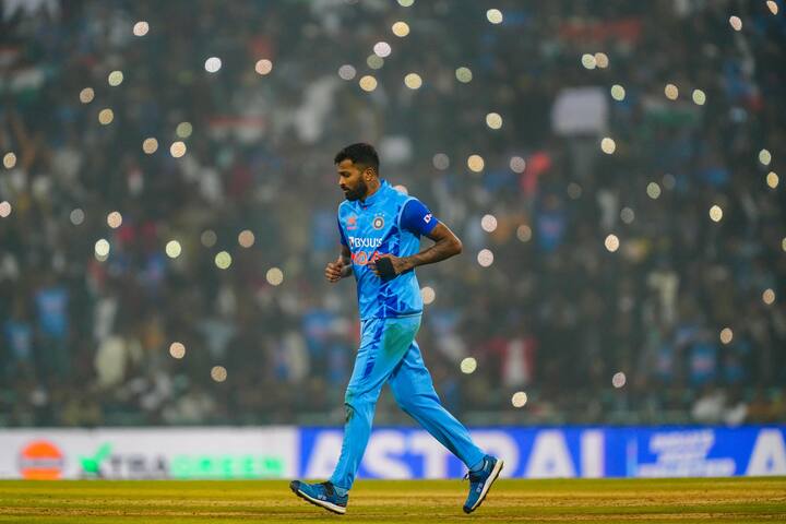 கூடுதலாக இந்திய டி20 அணியின் மோசமான ஃபார்மை கருத்தில் கொண்டு அடுத்த டி20 கேப்டன் யார் என்ற விவாதமும் எழுந்துள்ளது.