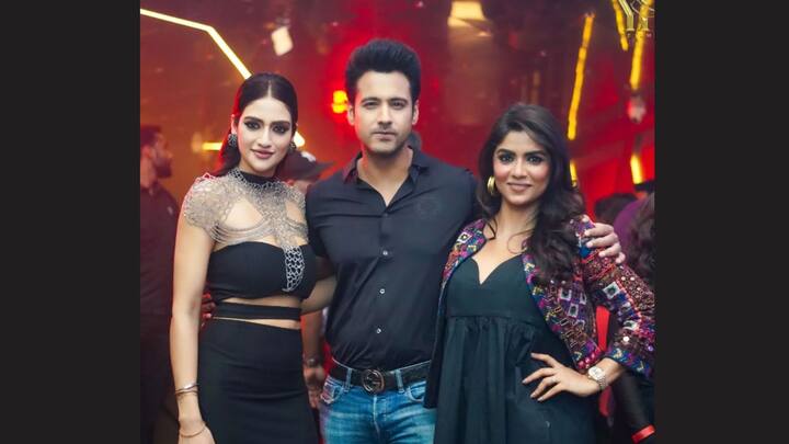 পুলিশের পোশাকের সঙ্গে সানগ্লাস মনে করাতেই পারে সলমন খানের 'দবং'-এর লুককে। তবে যশের মুখের হাসি অবশ্য বলে দিচ্ছে, তাঁর চরিত্র বেশ আলাদা।