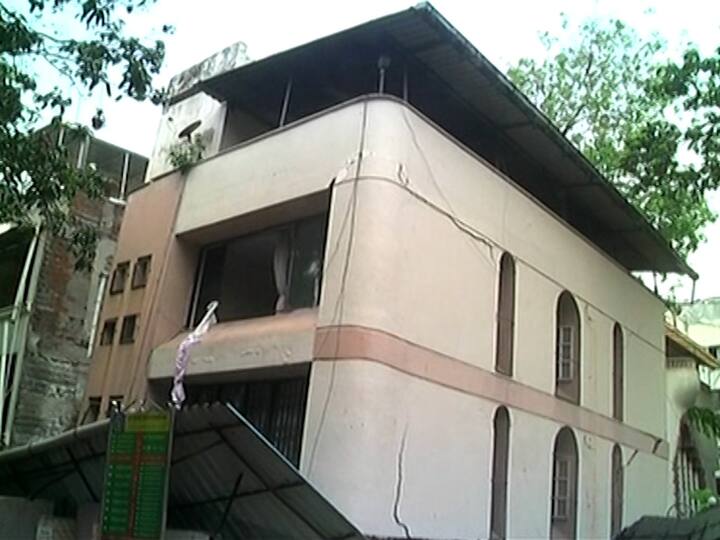 विद्याविहारमधील राजावाडी कॉलनी येथील इमारतीचा भाग कोसळला. दुर्घटनास्थळी अग्निशमन दल आणि एनडीआरएफ दाखल झाले आहेत.