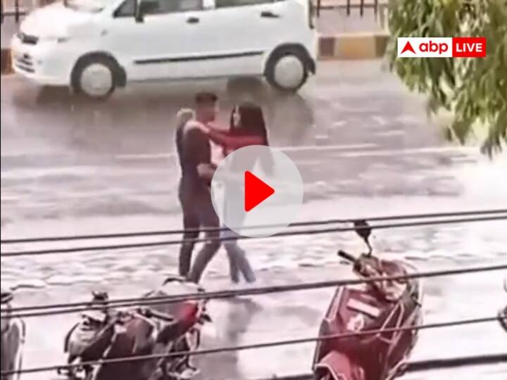 young couple started dancing on road In Indore Madhya Pradesh Monsoon 2023 Viral video ANN Watch: इंदौर में ऐसा क्या हुआ कि यंग कपल बीच सड़क पर ही करने लगा डांस, देखें वायरल वीडियो