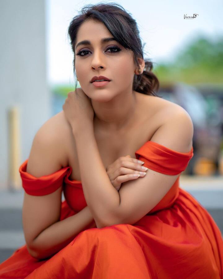 తాజాగా ఈ ముద్దుగుమ్మ పోస్టు చేసిన గ్లామరస్ ఫోటోలు నెట్టింట్లో బాగా వైరల్ అవుతున్నాయి. Photo Credit: Rashmi Gautam/Instagram