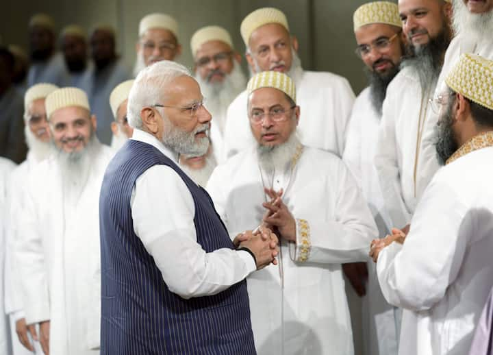 Modi in Egypt: গান শোনার পর হাততালি দিয়ে তাঁকে সম্বর্ধনা জানান ভারতের প্রধানমন্ত্রী