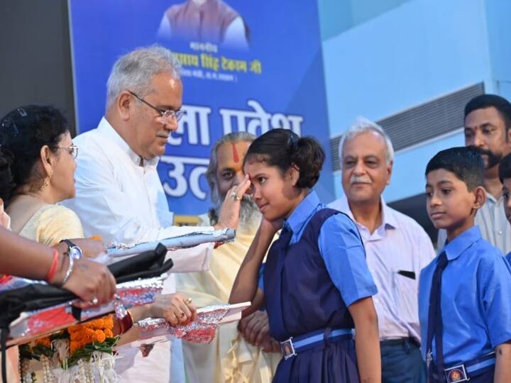 CM Bhupesh Baghel inaugurated new session of education Welcomed students Ann CM बघेल ने नए शिक्षा सत्र का किया शुभारंभ, बच्चों को मिठाई खिलाकर स्कूल में कराए प्रवेश