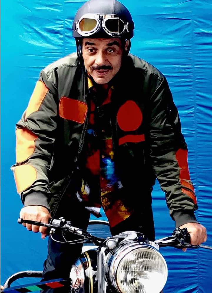 धर्मेंद्र ने अपने ऊपर स्टोरी लिखने वाले इस शख्स को इस कदर पीटा था कि उसे अस्पताल में भर्ती कराना पड़ा. इस घटना के तीसरे दिन धर्मेंद्र खुद पुलिस स्टेशन पहुंचे और सरेंडर कर दिया. हालांकि 950 रुपये बॉन्ड पर उन्हें थाने से ही जमानत भी मिल गई और बाद में किसी तरह मामला भी रफा दफा हो गया.