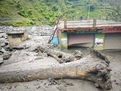 बादल फटने से फंसे 200 सैलानी, 6 घंटे की मशक्कत के बाद किया रेस्क्यू