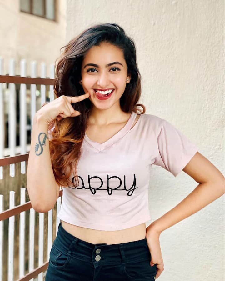 అందం అంటే నీదే దీపిక అంటూ కామెంట్స్ పెడుతున్నారు. Photo Credit: Deepika Pilli/Instagram