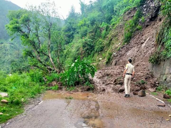 Himachal Mandi Landslide More Than 200 Tourists Stranded national Highway Jam ann Himachal Landslide: हिमाचल में कुदरत का लॉकडाउन! दो NH समेत 83 सड़कें बंद, प्रदेश को करोड़ों का नुकसान
