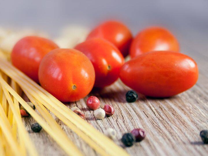 उत्तर भारत के कारोबारी इस वक्त बेंगलुरु से टमाटर मंगा रहे हैं. क्योंकि हरियाणा और उत्तर प्रदेश के खेतों से टमाटर की फसल उस तरह से नहीं निकल रही है, जिस हिसाब से उसे निकलना चाहिए था. इसके पीछो जो सबसे बड़ी वजह बताई जा रही है वो है बेमौसम बरसात.