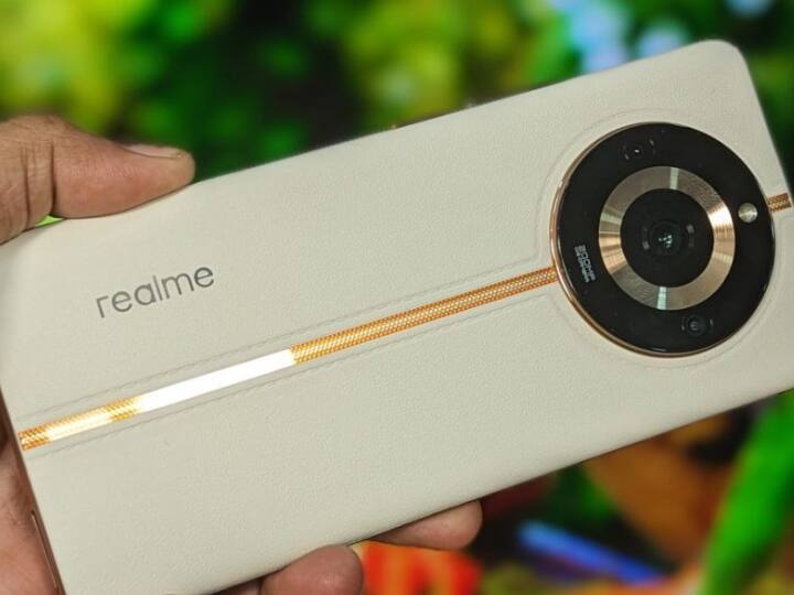 Realme 11 Pro+: अगर आपको ऐसा फोन चाहिए जिसमें दमदार बैटरी और प्रीमियम डिजाइन मिलता हो तो ये फोन आपके लिए बेस्ट रहेगा. स्मार्टफोन में 5000 एमएएच की बैटरी 100 वॉट के फास्ट चार्जिंग के साथ मिलती है. इसके अलावा 200MP का कैमरा,12GB रैम और 256GB तक स्टोरेज सपोर्ट मिलता है.