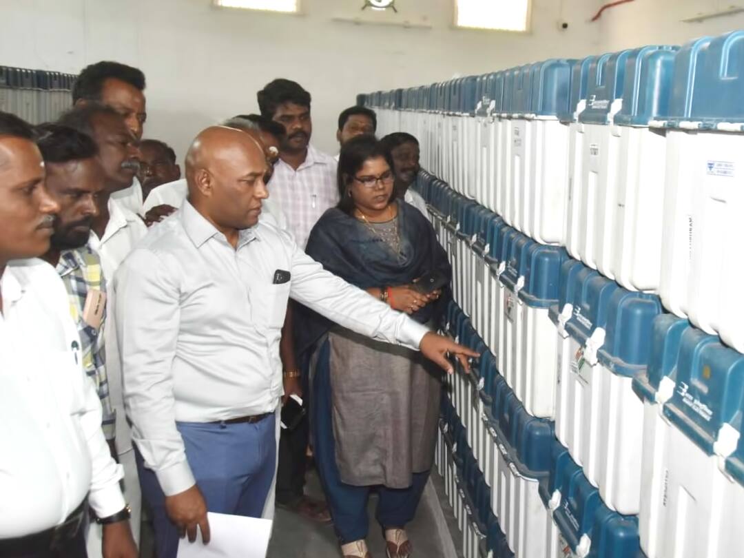 villupuram District Collector inspects the electronic voting machines in the presence of all party leaders TNN Villupuram: விழுப்புரத்தில் மின்னணு வாக்குப்பதிவு இயந்திரங்களை பார்வையிட்ட ஆட்சியர்