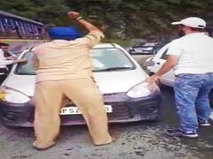 Watch: कार ने शिमला NH पर बस ड्राइवर को 50 मीटर तक घसीटा, बाल-बाल बची जान