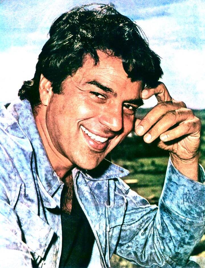 सीधे तौर पर ना सही लेकिन ये किस्सा भी हेमा मालिनी से जुड़ा हुआ है. दरअसल हेमा मालिनी को धर्मेंद्र काफी पसंद करते थे और उन्हें किसी भी सूरत में वो इंप्रेस करना चाहते थे. लेकिन उन दिनों की मीडिया रिपोर्टिंग में धर्मेंद्र को एक रंगीन मिजाज फिल्म स्टार के तौर पर प्रोजेक्ट किया जा रहा था.