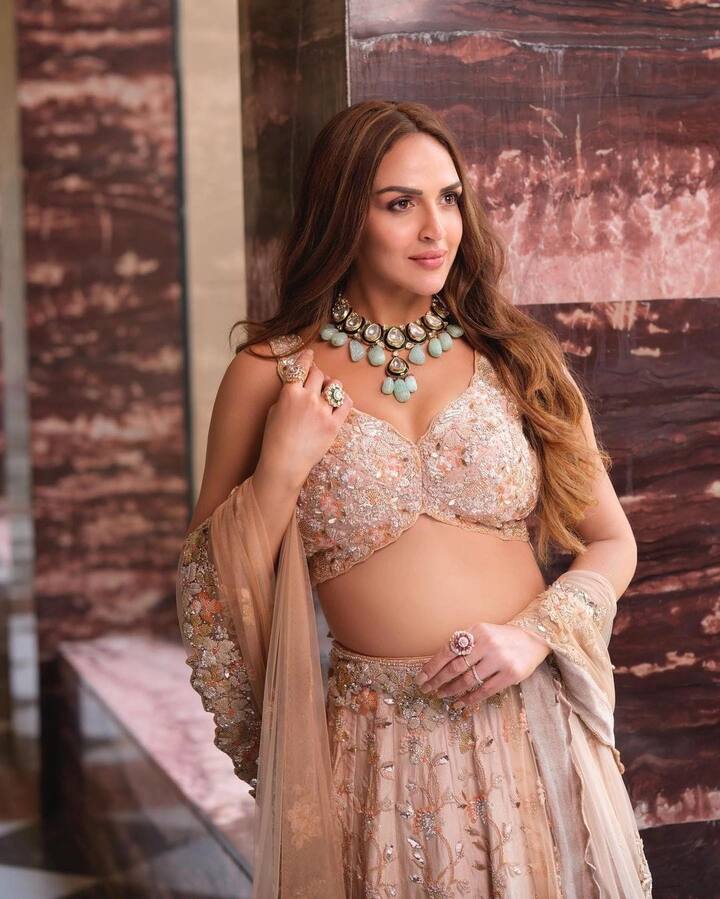 बता दें कि कई सालों के ब्रेक के बाद ईशा देओल अब एक्टिंग में वापसी कर रही हैं बहुत जल्द एक्ट्रेस फिल्म Main में नजर आने वाली हैं. जिसकी शूटिंग शुरू हो चुकी है.