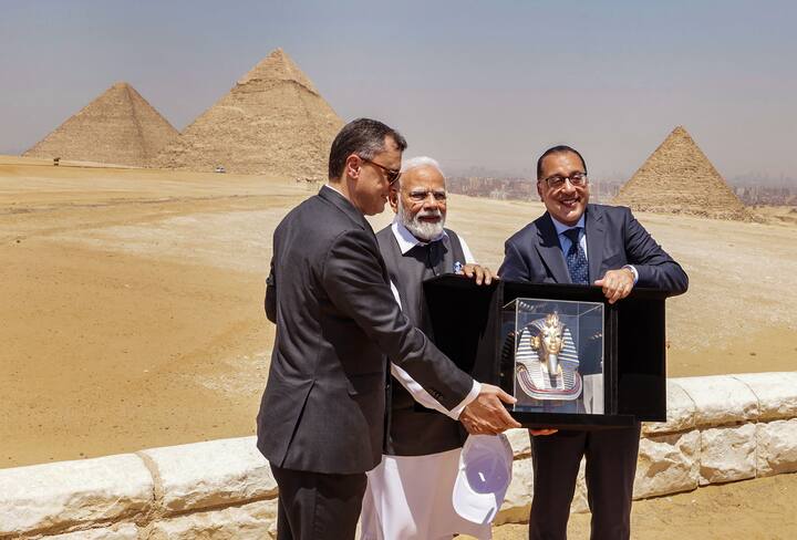 पंतप्रधान नरेंद्र मोदी अमेरिकेच्या दौऱ्यानंतर शनिवारी 24 जून रोजी इजिप्त दौऱ्यावर पोहोचले होते. पंतप्रधान मोदी इजिप्तच्या दोन दिवसीय दौऱ्यानंतर 25 जून रोजी मध्यरात्री भारतात परतले.