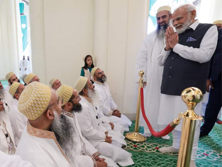 Acharya Pramod Krishnam criticism on Prime Minister Narendra Modi visit to Al Hakeem Masjid egypt detail marathi news PM Modi Visit to Al Hakim Mosque: 'ऐ जाने वफा ये जुल्म ना कर...', पंतप्रधान नरेंद्र मोदींच्या अल हकीम मशिदीच्या भेटीवरुन आचार्य प्रमोद कृष्णम यांचं टीकास्त्र