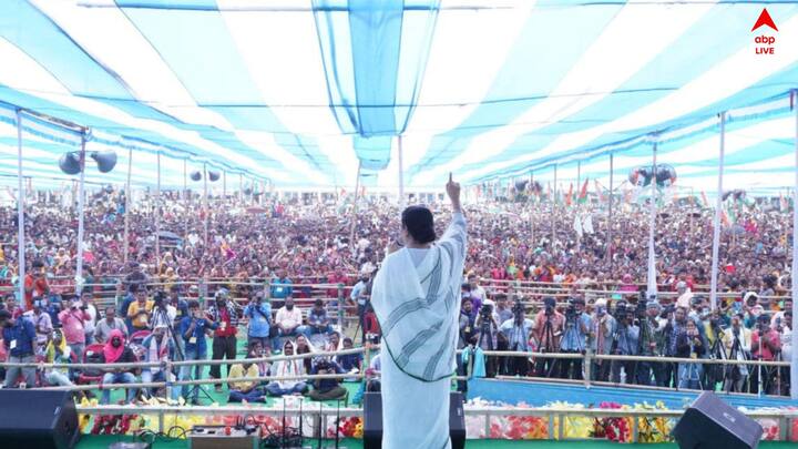 এদিন ফের অভিযোগ তুলে বলেন,' একশ দিনের কাজে ৭ হাজার কোটি পাওনা টাকা দেয়নি কেন্দ্র। বাংলার বাড়ির টাকা বন্ধ করে দিয়েছে কেন্দ্র'