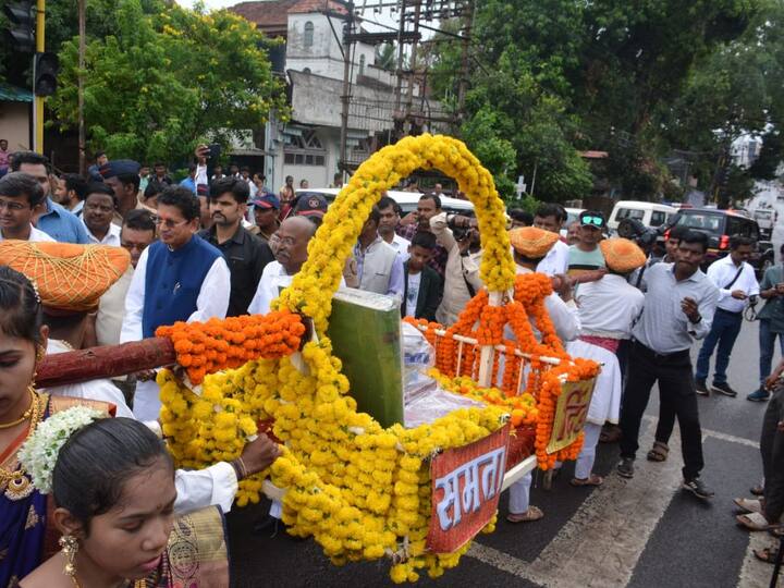 Rajarshi Shahu Maharaj: समता दिंडीत शाहिरी पोवाड्यातून राजर्षी शाहू महाराजांना अभिवादन करण्यात आले. यावेळी विविध शाळांचे शेकडो विद्यार्थी, शाहू प्रेमी, इतिहास प्रेमी नागरिक उपस्थित होते.