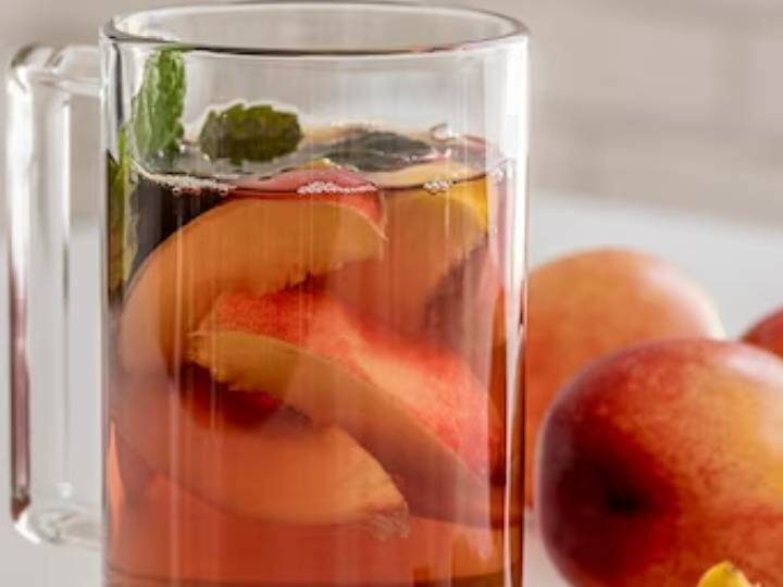 एप्पल- व्हिस्कि कॉकटेल किसी भी मौसम के लिए बेस्ट है. इसे बनाने के लिए आपको चाहिए ताजे एप्पल और व्हिस्की. इसका स्वाद कड़वा और मीठा होता है. साथ ही में इसमें आम नींबू का रस भी डाल सकते हैं.