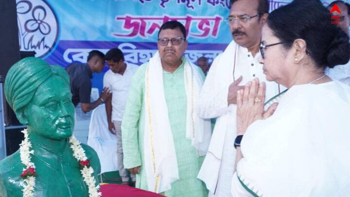 সভার পর জলপাইগুড়িতে যাওয়ার কথা মুখ্যমন্ত্রীর, সেখানেই রাত্রিবাস। আগামীকাল মালবাজার ব্লকের ক্রান্তিতে মমতার দ্বিতীয় নির্বাচনী সভা। এরপর মমতা বন্দ্যোপাধ্যায় ফিরবেন কলকাতায়।