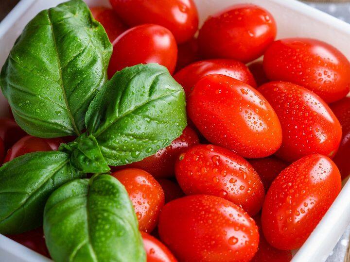 दिल्ली समेत उत्तर भारत में इस वक्त टमाटर की कीमत 80 से 100 रुपये किलो के बीच है. सबसे बड़ी बात की टमाटर की कीमत में बीते दो दिनों में इतवा उछाल आया है.