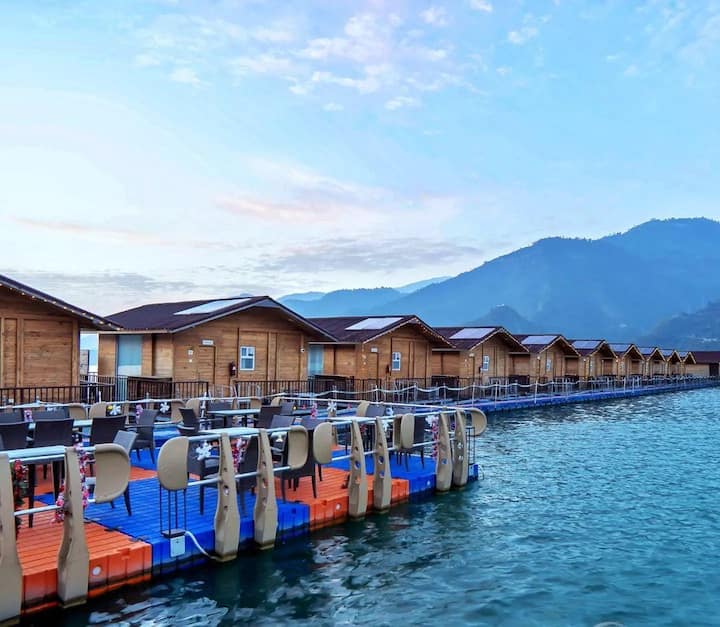 आपको बता दें कि इसे मिनी मालदीव के नाम से जाना जाता है. यह पानी में तैरते स्वीट हाउस अपनी खूबसूरती के लिए पूरे भारत में फेमस है.