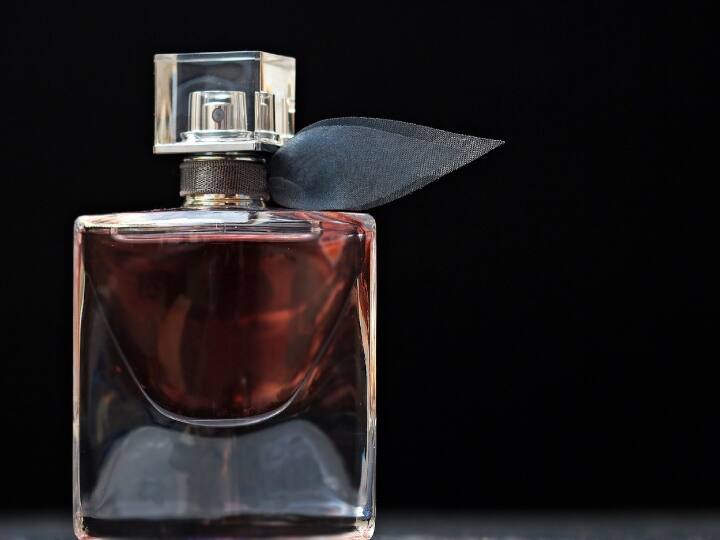 डिओड्रेंट को स्प्रे करते समय इसे अपनी त्वचा से लगभग 15 सेंटीमीटर दूर रखें. इससे यह पूरी तरह से त्वचा पर फैल जाता है और खुशबू लंबे समय तक टिकती है.