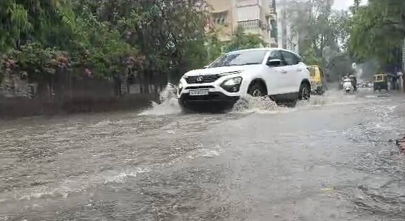 Waterlogging traffic in many parts as heavy rains in Ahmedabad Ahmedabad Rain: અમદાવાદમાં જળબંબાકાર,  અનેક વિસ્તારોમાં ભરાયા પાણી, પ્રિમોન્સૂન પ્લાનનો સત્યાનાશ  