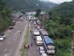 Himachal Traffic Jam: हिमाचल में भूस्खलन से लगा लंबा ट्रैफिक जाम, 200 पर्यटक फंसे, देखें तस्वीरें