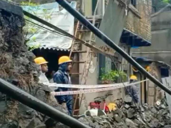 After incessant rainfall in the region, a 40-foot-long wall collapsed behind Viviana Mall in the Vartak Nagar area of Thane West. Thane Municipal Corporation said no injuries have been reported so far. (Source: Thane Municipal Corporation)