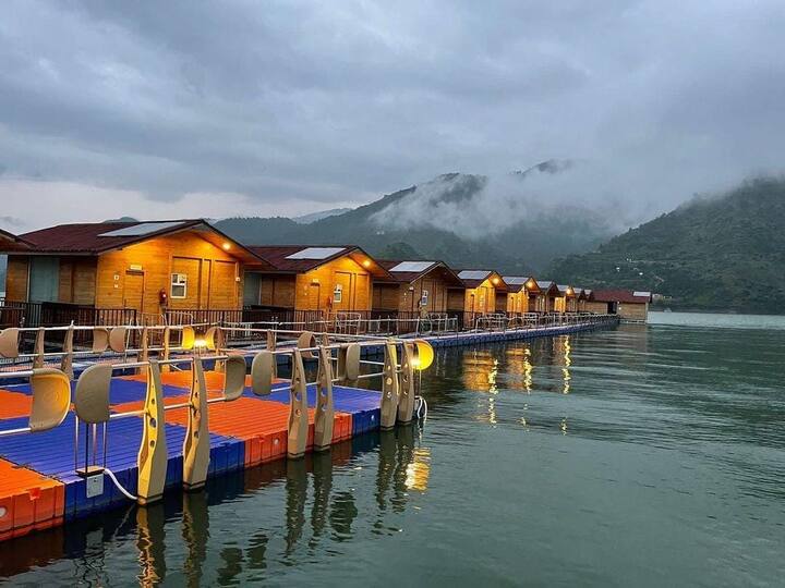 मिनी मालदीव में फ्लोटिंग हाउस बुक करना काफी आसान है. इसके लिए आप ऑनलाइन बुकिंग कर सकते हैं. आप अपने बजट के हिसाब से रूम बुक कर सकते हैं. यहां पर आपको 2 से 3 दिन ठहरने का खर्चा कम से कम 8 से 10 हजार रुपए तक आ जाएगा.