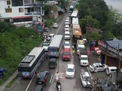 Himachal Traffic Jam: हिमाचल में भूस्खलन से लगा लंबा ट्रैफिक जाम, 200 पर्यटक फंसे, देखें तस्वीरें