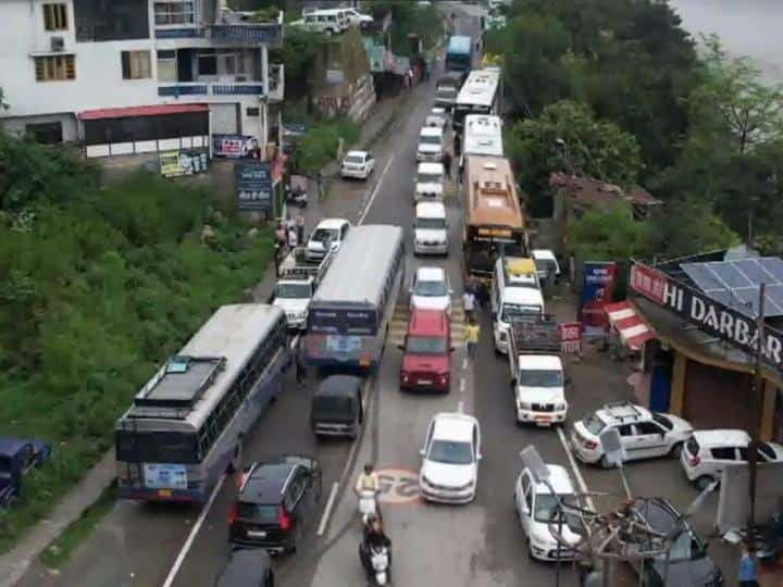 Himachal Traffic Jam: भूस्खलन की वजह से मंडी-कुल्लू नेशनल हाईवे पर 15 किलोमीटर लंबा जाम लग गया है. यहां लोगों की इतनी भीड़ हो गई है कि होटल में कोई कमरा मिलना मुश्किल है.