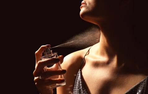 घामाचा वास दूर करण्यासाठी जेव्हा तुम्ही डिओड्रंट वापरता, त्यावेळी तुमच्या शरीराचा भाग स्वच्छ असेल याची काळजी घ्या. नेहमी परफ्युम आणि डिओड्रंटचा वापर स्वच्छ त्वचेवर करा.